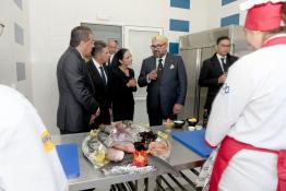 Image du Maroc Professionnelle de  Sa Majesté le Roi Mohammed VI, visite les ateliers du Centre de formation dans les métiers de l'hôtellerie et du tourisme, à l’occasion du lancement officiel de l'année pédagogique 2019-2020 et de la présentation de données relatives au bilan et aux avancées de la réforme du système de l'éducation et de la formation à Témara , le 12 Septembre 2019. (Photo/ SPPR) via Jalilbounhar.com 